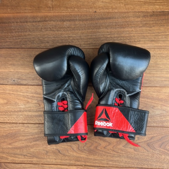 Reebok Combat Leather Boxing Gloves 12oz. - Picture 4 of 4
